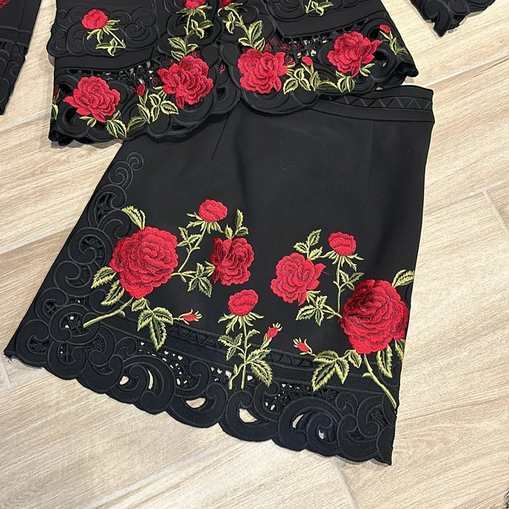 Beautiful suit set rose flowers appliqué Size Small Sunning blazer and skirt - Picture 4 of 14